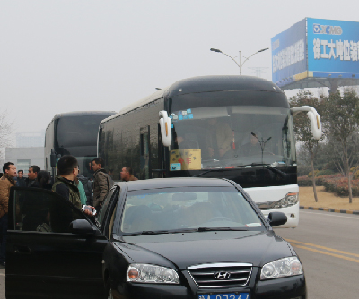 鏟運客戶乘坐河南路友班車到達徐工廠家