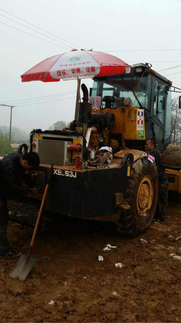 河南最好的壓路機(jī)維修團(tuán)隊(duì)工作圖