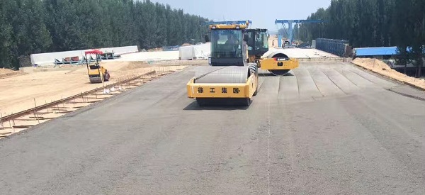 徐工壓路機(jī)助力鄭州機(jī)西高速建設(shè)