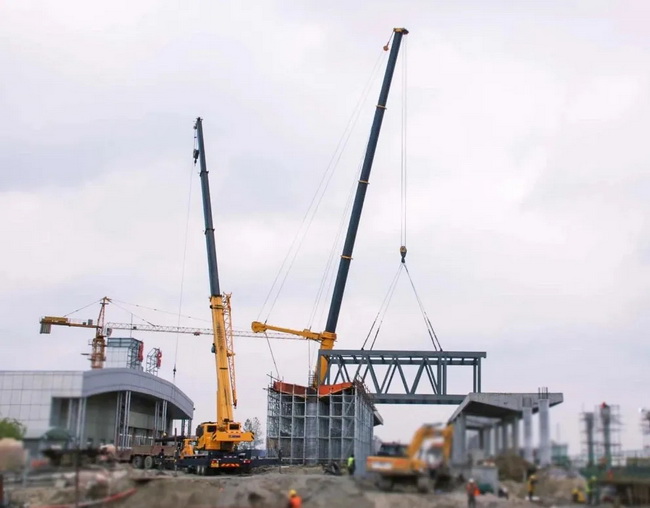 徐工起重機助力江蘇東臺站天橋建設(shè)