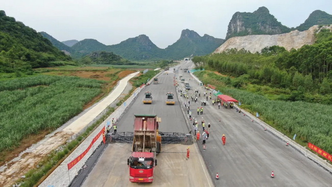 徐工無人駕駛壓路機(jī)再現(xiàn)新柳南高速