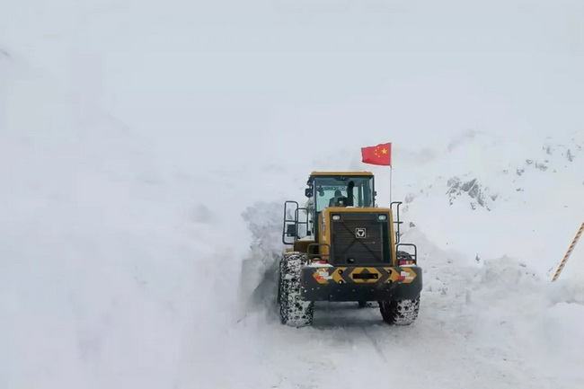 15臺(tái)徐工LW500KV裝載機(jī)道路除雪作業(yè)中