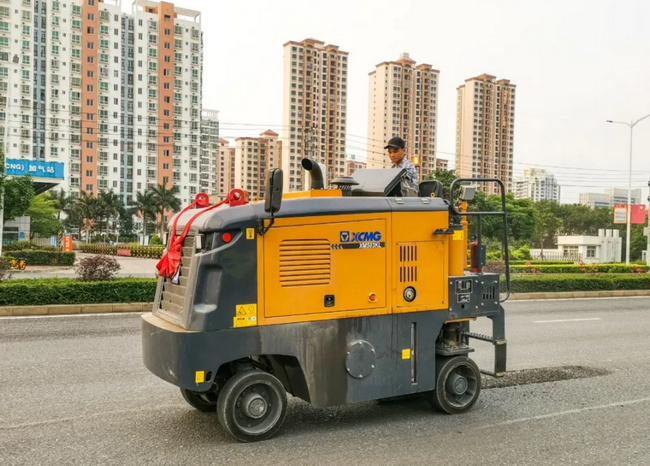 XM503KL銑刨機(jī)廣西北海市新世紀(jì)大道上正進(jìn)行市政工程標(biāo)線銑刨