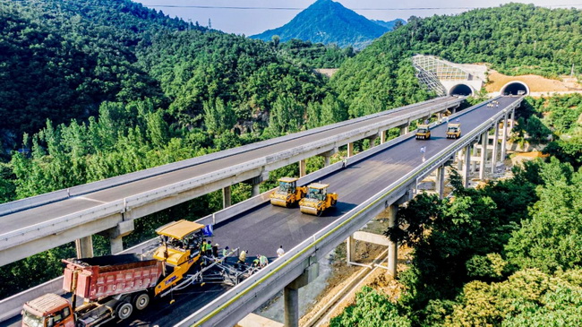 徐工無(wú)人集群道路機(jī)械在河南高速上首次進(jìn)行的無(wú)人化集群施工應(yīng)用