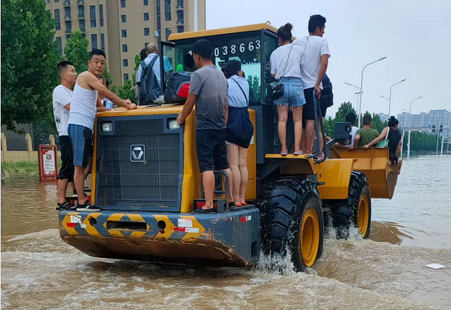 徐工鏟車現(xiàn)場救援被困群眾