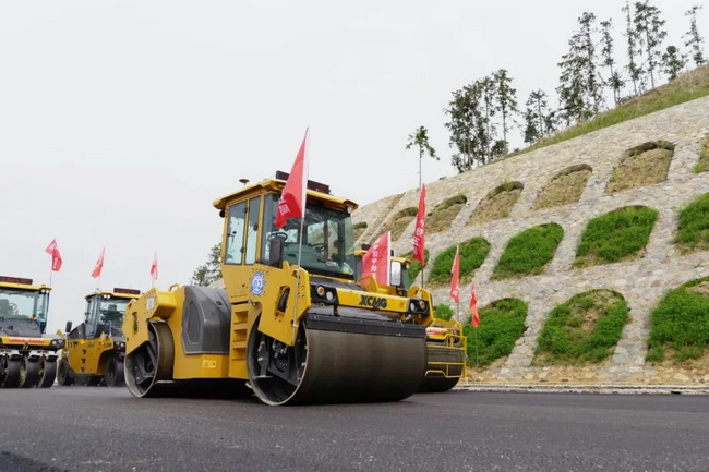 徐工無(wú)人駕駛壓路機(jī)